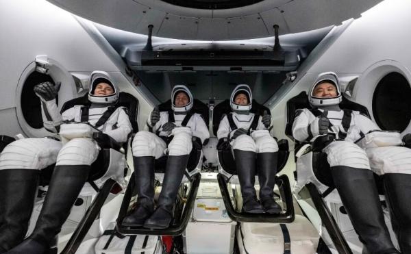 بازگشت 4 فضانورد با کپسول اسپیس ایکس پس از ماه ها دوری از خانه ، شروع ماموریت کرو، 6 با یک اماراتی